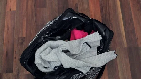 Packing clothes in bag 库存影片 72373948