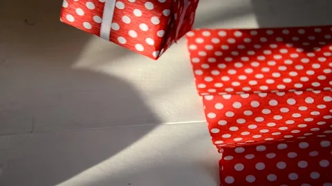 Packing presents for holiday, top view Vidéo 135406533