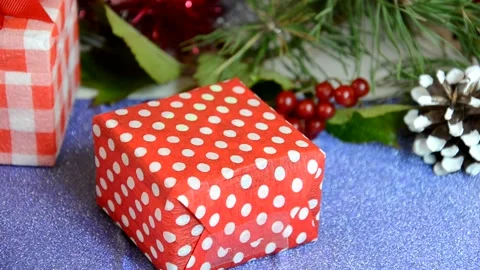 Packing presents for holiday, top view. 库存影片 135406550