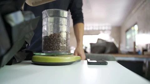 Packing roasted coffee beans to plastic bag Stock-Footage 102825681