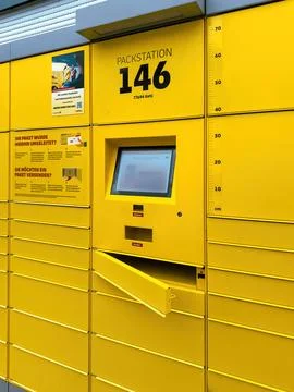 Packstation Door Open for Parcel Send Receive 스톡 사진