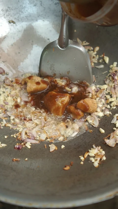 Pad Mee Khao, Thai stir-fried rice vermicelli noodles with tofu and chives. Stock Footage 337535748
