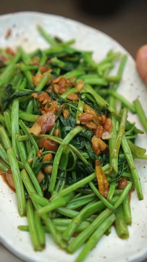 Pad Phak Boong, Thai stir-fried morning glory with fermented soybean paste. Stock-Footage 337396103