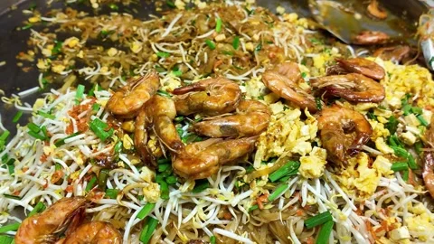 Pad Thai Close Up with Shrimp Eggs and Noodles on Hot Street Food Pan 4K Vídeo Stock 332636062