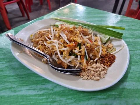 'Pad Thai' Served in an eggshell colored dish. with green onions, lemon sli.. Stock Photos