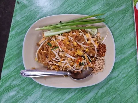 'Pad Thai' Served in an eggshell colored dish. with green onions, lemon sli.. Stock Photos
