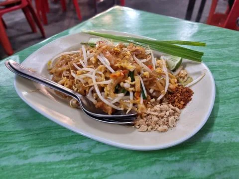 'Pad Thai' Served in an eggshell colored dish. with green onions, lemon sli.. Stock Photos