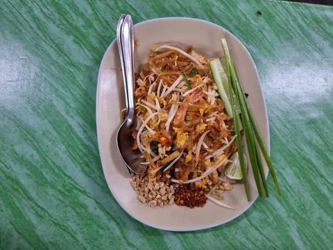 'Pad Thai' Served in an eggshell colored dish. with green onions, lemon sli.. Stock Photos