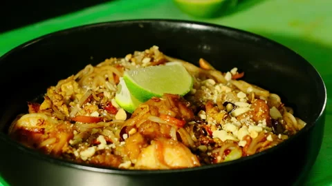 Pad thai shrimp with lime plating in black bowl in restaraunt 스톡 동영상 324848618