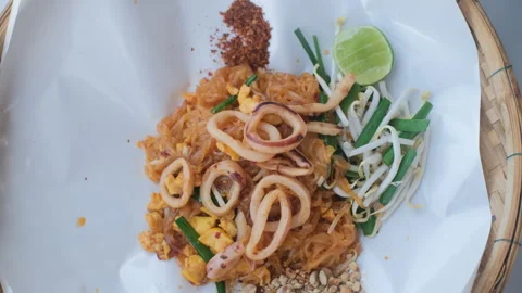 Pad thai with squid rings in woven plate Видео 338273433