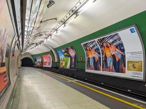 Paddington Station Empty Bakerloo Line Platform in the Iconic London Underground Stock Photos
