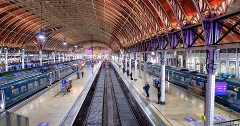 PADDINGTON STATION, LONDON - December 2019: Timelapse of trains and passengers Stock Footage