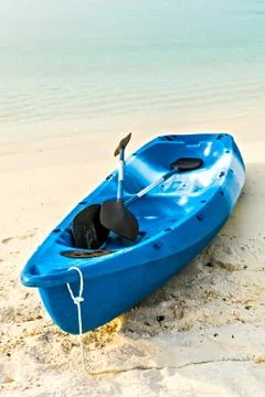 Paddle blue boat is on sandy beach, Maldives Foto stock