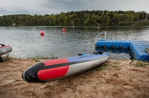 Paddle board on the beach on the lake background Foto stock