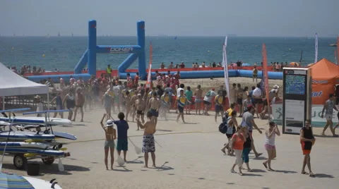 Paddle Board Instructor Teaching Clients Vídeo Stock 53527329