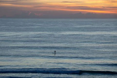 Paddle-boarder Facing Ocean Foto stock