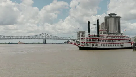 Paddle steamer leaves its berth on the mississippi river in new orleans Stock Footage 201804102