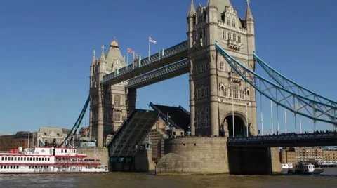 A paddle steamer passes through Tower Bridge on the Thames in London 스톡 동영상 61536708