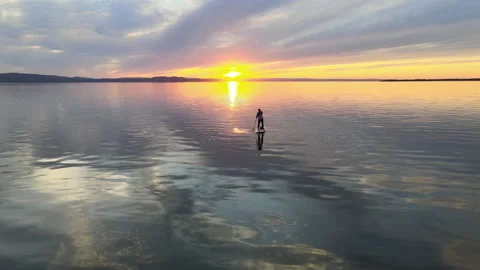 Paddleboard paddling into the sunset 動画素材 132241204