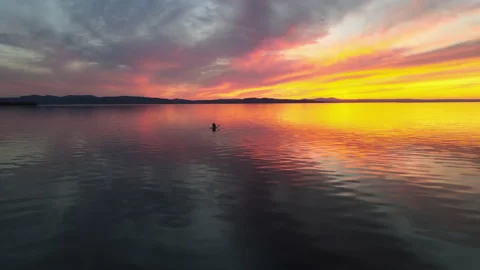 Paddleboarder in Deep orange sunset VT 動画素材 131784916