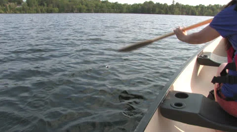 Paddling the Canoe 스톡 동영상 25394910