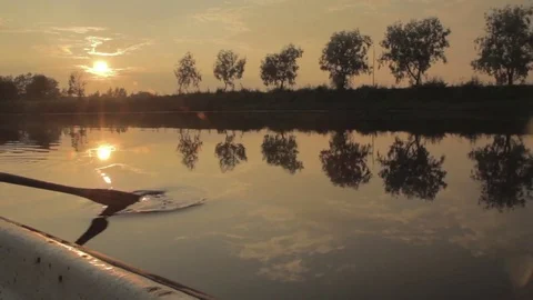 Paddling a Small Boat in a Lake During the Sunset. Close Up Vidéo 80929472