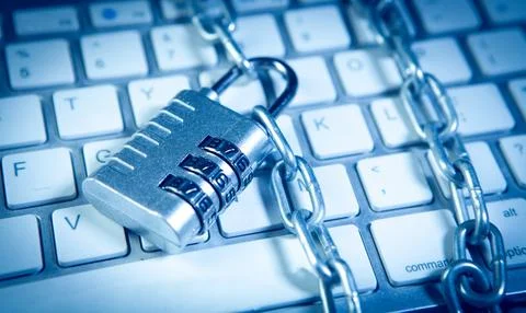 Padlock on computer keyboard with chain and padlock, security concept Stockfoto's