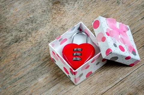 Padlock  heart shape in gift box Foto stock