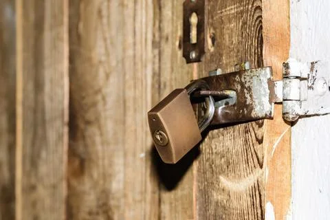 Padlock in an old cellar door Foto stock
