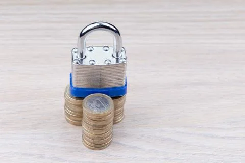 Padlock on a stack of coins Foto stock