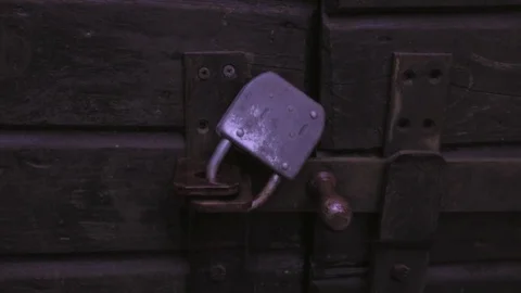 Padlock on wooden gate 動画素材 83888531