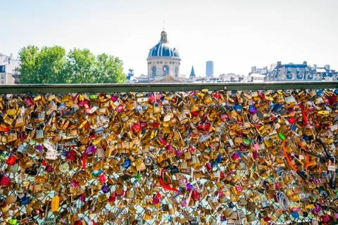 Padlocks in front of Pont de Arts bridge, Paris Foto stock