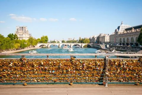 Padlocks in front of Pont de Arts bridge, Paris Foto stock