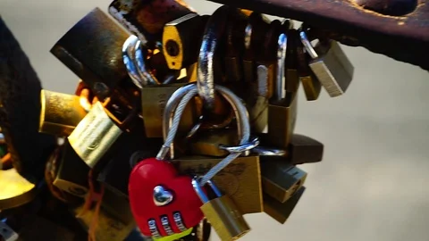 Padlocks left by lovers as a token of love on a bridge over the Tiber 動画素材 115913513