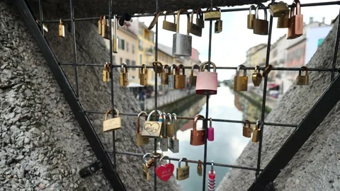 Padlocks on Naviglio grande Video stock 132499648