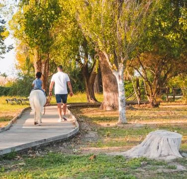 Padre e hija, paseando con caballo 스톡 사진