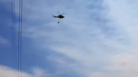 Padrón wildfire in A Coruña affects 180 hectares, Padrón (A Coruña), ES - 13 Jun 스톡 동영상 337570650