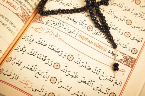 Pages verses from the holy book of islam religion quran and black rosary, kur Stock Photos