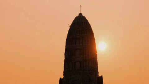 Pagoda in Ratchaburana temple, while the sun is falling in the evening Stock Footage 86096383