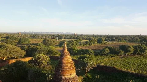Pagoda top up close, distant pagodas, high angle shot, fields, horizon, Bagan Видео 78669059