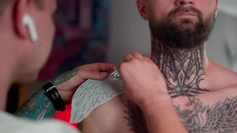 Painstaking process of applying a tattoo sketch on the client's skin Vídeos de archivo 144627738