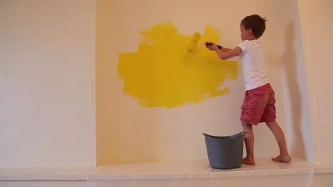 To paint an apartment, paints the wall Stock Footage 83343036