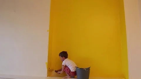 To paint an apartment, paints the wall Stock Footage 83343167