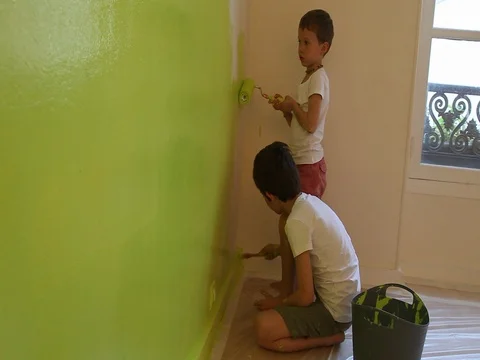 To paint an apartment, paints the wall Stock Footage 83343205