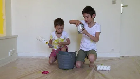 To paint an apartment, paints the wall Stock Footage 83343485