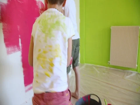 To paint an apartment, paints the wall Stock Footage 83343627