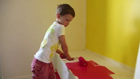To paint an apartment, paints the wall Stock Footage 83343671