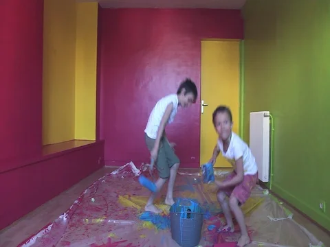 To paint an apartment, paints the wall Stock Footage 83343906