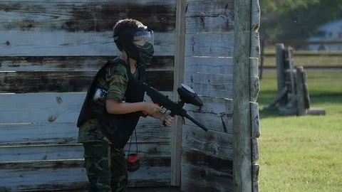 Paint-ball player running Video stock 118490963