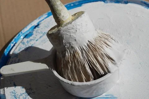 Paint brush lying on the plastic tray Foto stock